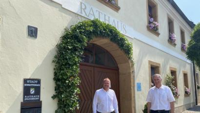 Bild: paf
Schnaittenbachs Bürgermeister Marcus Eichenmüller (links) empfing Landtagsabgeordneten Harald Schwartz zum Antrittsbesuch im Schnaittenbacher Rathaus.