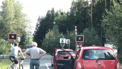 Bild: mte
Das akustische Warnsignal ist deutlich, das rote Licht leuchtet, aber nur eine Halbschranke ist geschlossen. Ein Zug kommt und kommt nicht. Die ersten Verkehrsteilnehmer wollen deshalb den Bahnübergang in Richtung Latsch dennoch passieren. Dürfen Sie das? Die Bundespolizei informiert.