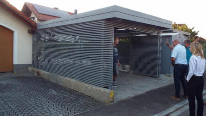Bild: e
Der Bauausschuss besichtigte den Carport in Lengenfeld.
