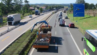 Archivbild: Götz
Seit Ende August – hier ein Bild von den vorbereitenden Maßnahmen – ist auf der A93 im Bereich Schwandorf eine Baustelle. Wegen der Deckenerneuerung muss nun die Anschlussstelle Schwandorf-Mitte für mehrere Tage gesperrt werden.