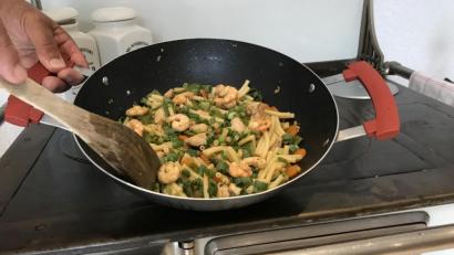 Bild: Michael Schiffer 
Alle Zutaten werden gemeinsam im Wok angebraten – bis auf die Nudeln und die grünen Frühlingszwiebeln. Sie kommen in den letzten beiden Schritten dazu.