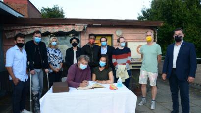 Bild: bey
Regisseur Marcus H. Rosenmüller und Schauspielerin Johanna Wokalek "Die Päpstin" machen den Anfang beim Eintrag ins Goldene Buch der Stadt Pleystein. Mit dabei auch die Darsteller Sebastian Gerold, Frederic Linkemann, Zweite Bürgermeisterin Andrea Lang, Hauptdarsteller Milan Peschel, die Darsteller Dimitri Abold, Thomas Mraz, Daniel Holzberg, Produktionsleiter Thomas Blieninger und Bürgermeister Rainer Reiwitzer.