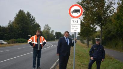 Bild: jr
Am Mittwochvormittag setzte die Stadt ein Zeichen, um den Schwerlastverkehr aus der Mitterteicher Innenstadt zu halten. Lastwagen über 7,5 Tonnen dürfen nicht mehr in den Stadtkern fahren. Bei der Vorstellung mit dabei waren (von links) Bauhofleiter Wolfgang Stark, Bürgermeister Stefan Grillmeier und Hauptkommissar Manfred Liebl von der Polizeiinspektion Waldsassen.
