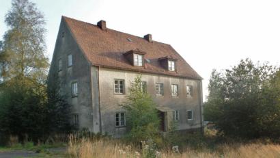 Bild: br
Anstelle der beiden abbruchreifen Wohnhäuser in der Luisenburgstraße mit den Hausnummern 21 (im Bild) und der Hausnummer 23 soll mit einem Neuordnungskonzept neuer Wohnraum geschaffen werden.