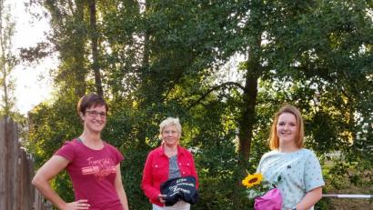 Bild: ATSV TIR/exb
ATSV-Abteilungsleiterin Anneliese Kühn (Mitte) gratulierte der neuen Übungsleiterin Veronika Wettinger (rechts). Sie löst Susanne Stamm ab, die künftig das Purzelvolk leitet.