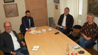 Bild: sm
Stellvertretender BBV-Kreisobmann Karl Bäumler, Bürgermeister Sebastian Dippold, BBV-Geschäftsführer Ulrich Härtl und Kreisbäuerin Josefine Kick (von links) bedauern den coronabedingten Ausfall des Bauernmarkts.