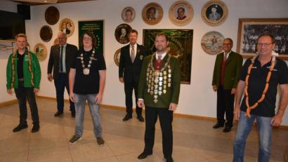 Bild: jr
Im Bild die neu proklamierten und ausgeschiedenen Schützenkönige der Zimmerstutzengesellschaft „Eichenlaub“ Königshütte, (von links) mit Alex Stobitzer, Bürgermeister Johann Burger, Jugendkönig Maximilian Dietz, Gauschützenmeister Manfred Zölch, Schützenkönig Thorsten Härtl, Vorsitzender Eberhard Kirchner und der ausgeschiedene König Erwin Härtl.