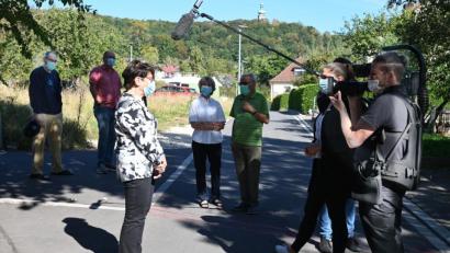 Bild: gf
Das RTL-Team in der Dostlerstraße im Gespräch mit einer Anwohnerin.