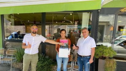 Bild: exb/Herzner
Alexander Herzner, Sandra Henkens und Georg Forster (von links) werben für die Fairtrade-Aktion.