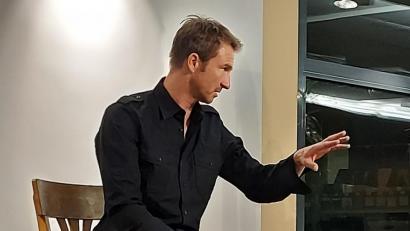 Bild: lg
Der Schauspieler Heiko Ruprecht vermittelte das Geschehen der Balladen mit reicher Mimik und Gestik. Ein Abend mit zeitlosen Texten und melodischen Interpretationen bildete bei den Freunden der Kunst den Auftakt ins Herbstprogramm.