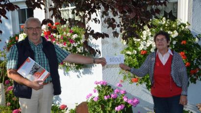 Bild: dob
Christa Wildenauer überreicht 1000 Euro an Herbert Putzer für die Kinderkrebshilfe in der Region Oberpfalz Nord. Das Geld kommt Familien mit krebs- oder schwererkrankten Kindern zugute.