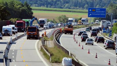Bild: Götz
Der alte Fahrbahnbelag auf der Autobahn bei Schwandorf hat mittlerweile über 25 Jahre auf dem Buckel. Er wird nun durch einen lärmtechnisch optimierten Splittmastix-Asphalt ersetzt.