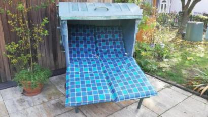 Bild: Ziegler/exb
Gabi Laurichs selbstgemachter Strandkorb aus einer gebrauchten Mülltonne.