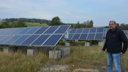 Bild: jr
Der Kreisräte erhoffen sich von einem Klimaschutzmanager auch einen Ausbau der Photovoltaikanlagen im Landkreis. Auf der Reststoffdeponie Steinmühle betreibt der Landkreis selbst eine Anlage. Das Bild zeigt Deponieleiter Diplom-Ingenieur Peter Förster vor der Anlage in Steinmühle.