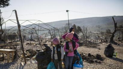 Bild: Socrates Baltagiannis/dpa
Eine Familie steht innerhalb des ausgebrannten Flüchtlingslagers Moria. Mehrere Brände haben das Lager fast vollständig zerstört.