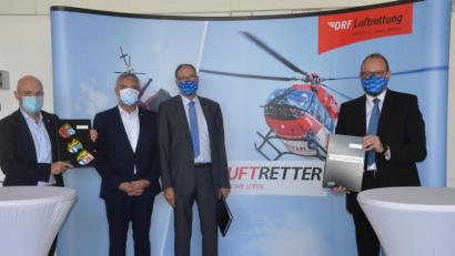 Bild: Kunz
Der Vertrag ist unter Dach und Fach: Bei der Unterzeichnung waren dabei (von links) Vorstandsvorsitzender der DRF Stiftung Luftrettung Dr. Krystian Pracz, Ernst Peleikis vom Partnermanagement der DRF, Zweckverbandsvorsitzender Alfred Rast und ZRF Nordoberpfalz-Verbandsvorsitzender Landrat Andreas Meier.