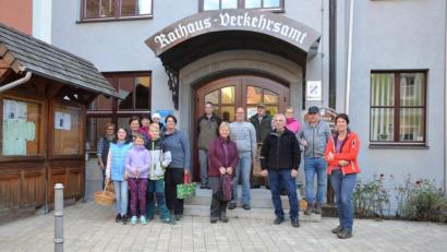 Bild: gi
Stefan Hartwig (hinten, links an der Tür), Pilz-Sachverständige der Deutschen Gesellschaft für Mykologie, erklärt den Teilnehmern einer Pilzewanderung die Pilze im Hinblick auf Essbarkeit und Schädlichkeit.