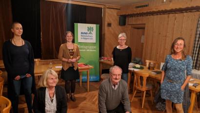 Bild: Jürgen Schönig
Die neue Vorstandschaft der Ortgruppe Weiden des Bund Naturschutz: (stehend von links) Carolin Schiml, Corinna Löwert, Andrea König, Irmi Eckel-Schönig, (kniened) Maria Weber und Günter Stalinski.