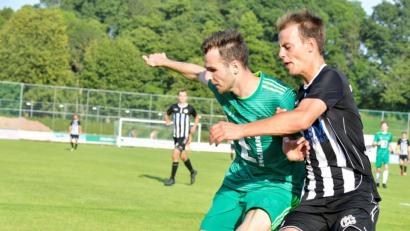 Bild: Ziegler
Der Treffer von Daniel Gömmel (links) war zu wenig, die DJK Ammerthal verlor ihr erstes Spiel nach der Corona-Pause in Abtswind mit 1:2. Das erste Heimspiel nach vielen Monaten steht am Freitagabend im Pokal an