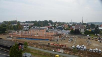 Bild: dob
Bevor die Kunden zu einem Einkaufserlebnis durchstarten, müssen Verkehrsteilnehmer beim Netto-Markt mit einigen Verkehrsbehinderungen und Straßensperrungen zurecht kommen.