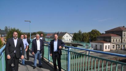 Bild: ak
Die FDP-Bundestagsabgeordneten Daniel Föst (links) und Thomas Hacker (Dritter von rechts) sowie ihre Parteifreunde Heiko Adelhardt, Stefan Bätz und Christian Weber tauschten sich mit Bürgermeister Christian Porsch (von links) aus, um Bewegung in die Verhandlungen über das Bahngelände zu bekommen.