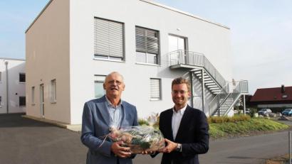 Bild: exb
MVZ-Geschäftsführer Peter Konrad bedankte sich bei Dr. Peter Höhn für seine langjährige Tätigkeit im MVZ mit einem kleinen Geschenkkorb.