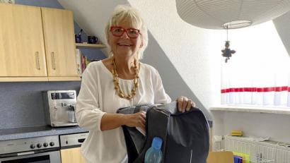 Bild: Gabi Schönberger
Karin Wilck packt ihren Rucksack, den sie am Sonntag mit in die Notunterkunft nehmen wird.