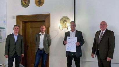 Bild: Stadt Marktredwitz/exb
Glückwünsche zum Dienstjubiläum: Im Bild von links Geschäftsführer Mario Wuttke, Geschäftsführer Stefan Büttner, Alexander Rieß und Oberbürgermeister Oliver Weigel.