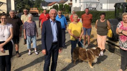 Bild: öt
Einen Überblick über den aktuellen Stand der Arbeiten in der Quellenstraße verschafften sich im Beisein der Anwohner Sachbearbeiterin Katrin Bayer von der Verwaltungsgemeinschaft Neusorg (links), Horst König vom Büro für Bautechnik (Dritter von links), Wasserwart Norbert Schwarz (Fünfter von links), Bürgermeister Peter König (Sechster von links), Gerhard Fröhlich vom Ingenieurbüro für Tiefbautechnik (Siebter von links) und Wilfried Lisch von der bauausführenden Firma Fröber (Achter von links).