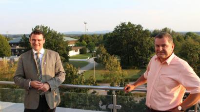 Bild: Hans Prechtl
Der neue Schulleiter der Berufsschule Neunburg vorm Wald, Armin Wild (rechts), stattete Landrat Thomas Ebeling einen Antrittsbesuch ab.