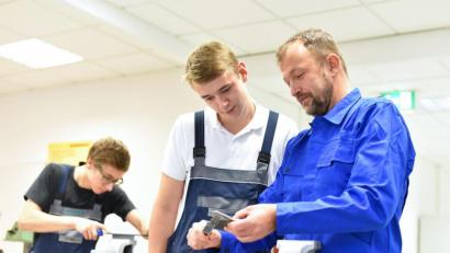 Bild: industrieblick- stock.adobe.com
Dem Auszubildenden dürfen nur Tätigkeiten übertragen werden, die dem Ausbildungszweck dienen und seinen körperlichen Kräften angemessen sind.