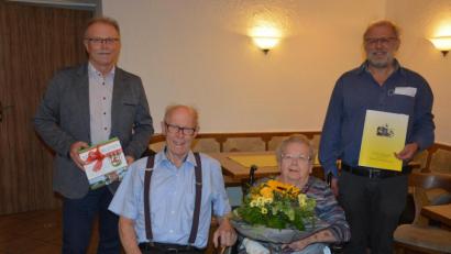 Bild: jr
Seit 50 Jahren hält Leo Korsten (Zweiter von links) Konnersreuth und Therese Neumann die Treue, hier gemeinsam mit Ehefrau Lenie. Pfarrseelsorger Pater Benedikt Leitmayr (rechts) und Bürgermeister Max Bindl ehrten sie dafür.