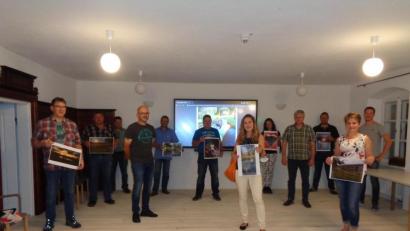 Bild: amö
Eine Jury mit (vorne, von rechts) Bürgermeisterin Sonja Meier, Künstlerin Katharina Gierlach sowie den Marktgemeinderäten zeichnete die schönsten Bilder aus.