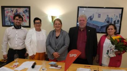 Bild: usc
Die neue Führungsspitze der Amberger SPD blickt mit Optimismus in die Zukunft. Von links Zweiter Vorsitzender Simon Seibert, SPD-Fraktionsvorsitzende Birgit Fruth, das Führungsduo Simone Böhm-Donhauser und Dieter Weiß sowie Gastrednerin Marianne Schieder.