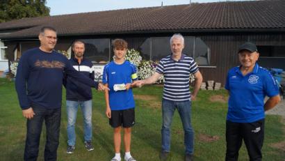 Bild: du
Freude bei der SpVgg Schirmitz über eine Spende von 500 Euro für die Fußballjugend von der Schimmel-AG. Von links: Rainer Vater, Markus Hägler, Niklas Freymann, Jürgen Laubert und Thomas Lindner.
