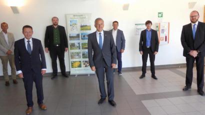 Bild: fsb
Das neue Team des Naturparks „Nördlicher Oberpfälzer Wald“ stellt sich vor (von links): bisheriger Kassier Hermann Schmid, Vorstand Jens Meyer, Geschäftsführer Stefan Härtl, Vorstand Roland Grillmeier, Geschäftsführer Bernd Stengl, künftiger Kassier Marcel Weidner und Vorsitzender Andreas Meier.