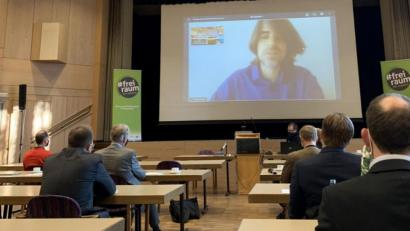 Bild: Bäumler/fph
Einige Experten wurden aus Berlin und der Schweiz per Video-Vortrag in die Fichtelgebirgshalle zugeschaltet.