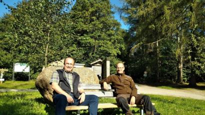 Bild: rfi
Bürgermeister Ludwig Gürtler (links) und Naturparkranger Heiko Hoffmann (rechts) genießen bei einer Rast die Stille der Natur.