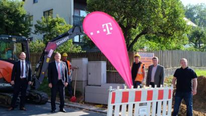 Bild: exb
Beim Besuch der Baustelle am Axtheid-Berg waren dabei (von links): Reginalmanager der Telekom Enrico Delfino, Bürgermeister Hans-Martin Schertl, zwei Mitarbeiter des Bauunternehmens, Manager Breitbandausbau Josef Markl und Marco Spranger von der Telekom.
