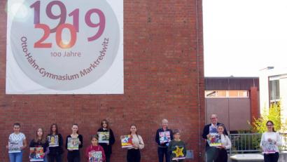 Bild: stg
Der OHG-Schulkalender 2021 ist da: Die Mitwirkenden präsentieren jeweils das von ihnen gestaltete Kalenderblatt. Es freuen sich Schulleiter Oberstudiendirektor Stefan Niedermeier (hinten rechts) sowie Oberstudienrätin Maria Sertl (hinten, Zweite von rechts).