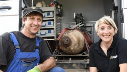 Archivbild: Petra Hartl
Michael Weiß mit Kollegin Bettina Jurga und der 225-Kilo-Bombe, die sie im August 2019 bei Amberg entschärften. Am Sonntag soll sich der Pfreimder Sprengmeister die mutmaßliche Fliegerbombe in Weiden vorknöpfen.