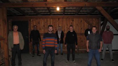 Bild: Günter Kopp/exb
Johannes Riedl, Christian Schwendner, Herbert Schwendner, Johannes Nußstein, Simone Sommerer und Andreas Rauch (von rechts) bilden den neuen Vorstand des Kapellenbauvereins. An dessen Spitze stand Michael Nußstein (Zweiter von links). Die Wahlen leitete Bürgermeister Günter Kopp (links).