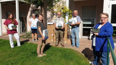 Bild: u
Dank einer Spende von Klaus Conrad konnten die Zimmer des BRK Seniorenheims St. Barbara mit Funkuhren ausgestattet werden.