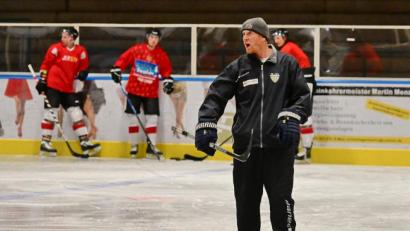 Archivbild: Reiner Fröhlich
Seit einer Woche haben Trainer Dan Heilman (rechts) und seine Spieler Eis unter den Füßen. Am Freitag, 25. September, steht der erste Test für den ERSC Amberg auf dem Programm, zwei Tage später der zweite – und letzte. Am 2. Oktober beginnt dann schon die Saison für den Bayernliga-Aufsteiger.