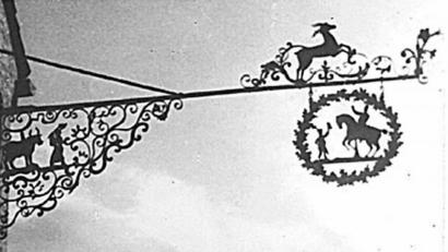 Repro: ld
Dieses alte Schild könnte an einem der Nebengebäude zum Schlachthaus wieder Verwendung finden, wenn es der Besitzer der Gemeinde überlässt - zu welchen Bedingungen auch immer. Es zeigt neben einem Metzger auch einen Reiter, der von einem Mann mit einem Maßkrug eingeladen wird, offenbar ein Hinweis auf eine Übernachtungsmöglichkeit. Ganz oben eben der Hirsch.