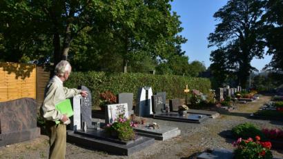 Bild: shl
Georg Raithel deutet auf die Stelle, wo vor 75 Jahren eine Bombe im Stadtfriedhof explodierte. Noch heute ist die Vertiefung sichtbar.