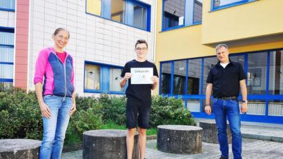 Bild: exb/Andreas Fröhlich
Als Schulbester des Johann-Andreas-Schmeller-Gymnasiums Nabburg hatte sich Lukas Hägler (Mitte) für den Landesentscheid des Bundeslandes Bayern des „Diercke Wissen Geographie“-Wettbewerbs qualifiziert und gewann. Das Siegerpaket überreichten ihm Oberstudiendirektor Christian Schwab (rechts) und Oberstudienrätin Catharina Höcherl (links).