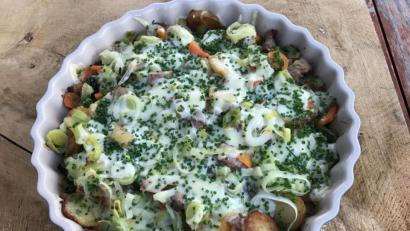 Bild:  Michael Schiffer
Es ist angerichtet: Zum Schluss schmilzt der Käse über der Kartoffelpfanne. Kurz vor dem Servieren wird der Schnittlauch darüber gestreut.