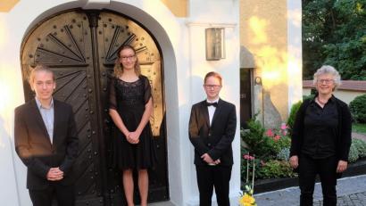 Bild: wlr
Jonathan Heiß, Sarah Schieder und Jonas Toth sagten Ja zum Glauben, wobei ihnen Religionspädagogin Gabi Mehlan zur Seite stand.