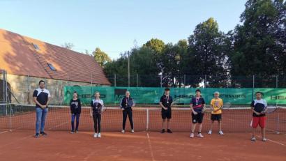 Bild: jzk
Jonas Heining und Jule Ring (Vierter und Fünfte von rechts) setzten sich bei den Jugendvereinsmeisterschaften des TC Kemnath durch. Außerdem im Bild (von rechts) die Jugendspielerinnen und Jugendspieler Vico Kastner, Justus Beck, Luis Ring, Romina Heining, Hannah Kaufmann und Jugendsportwart Thomas Meserth.